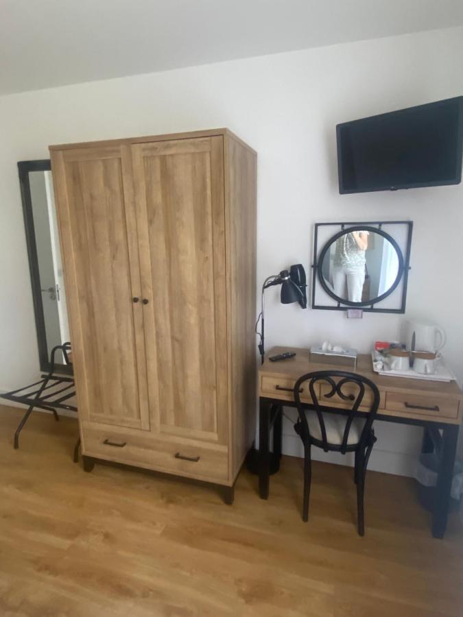 Racecourse View Hotel Листоуел Екстериор снимка